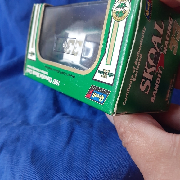 NIB Revell Nascar #33 Ken Schrader 1997 Skoal Bandit Racing Chev $12.50 🇨🇦SHIP - Picture 8 of 15